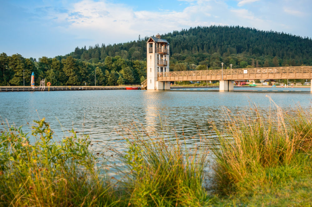 Stara Morawa, Observation tower by the lake among mountain peaks.